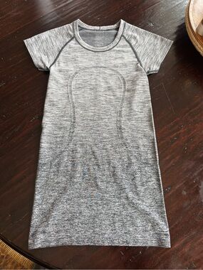 lululemon athletica Heathered Gray Short Sleeve Athletic Tee
